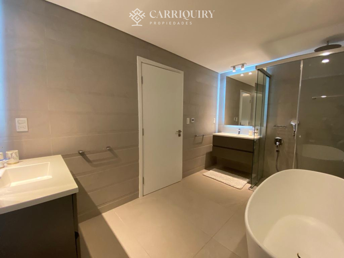 Apartamento ID.7820/Apartamento-en-torre-de-lujo - Lujosa planta sobre la primera línea al mar.