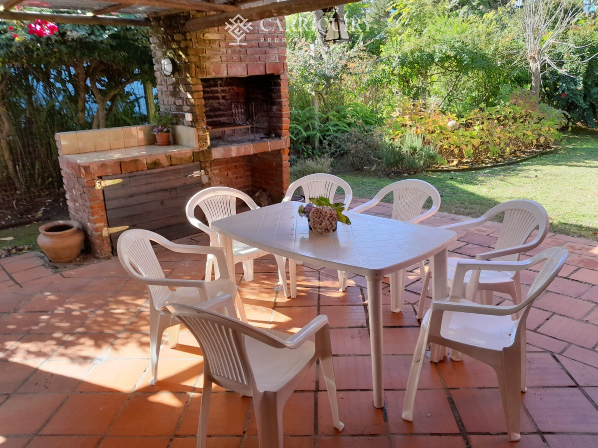 Casa ID.6583/OPORTUNIDAD-!!!-Casa-en-venta-de-2-dormitorios-en-Parque-Pinares--Punta-del-Este - Chalet en Pinares 