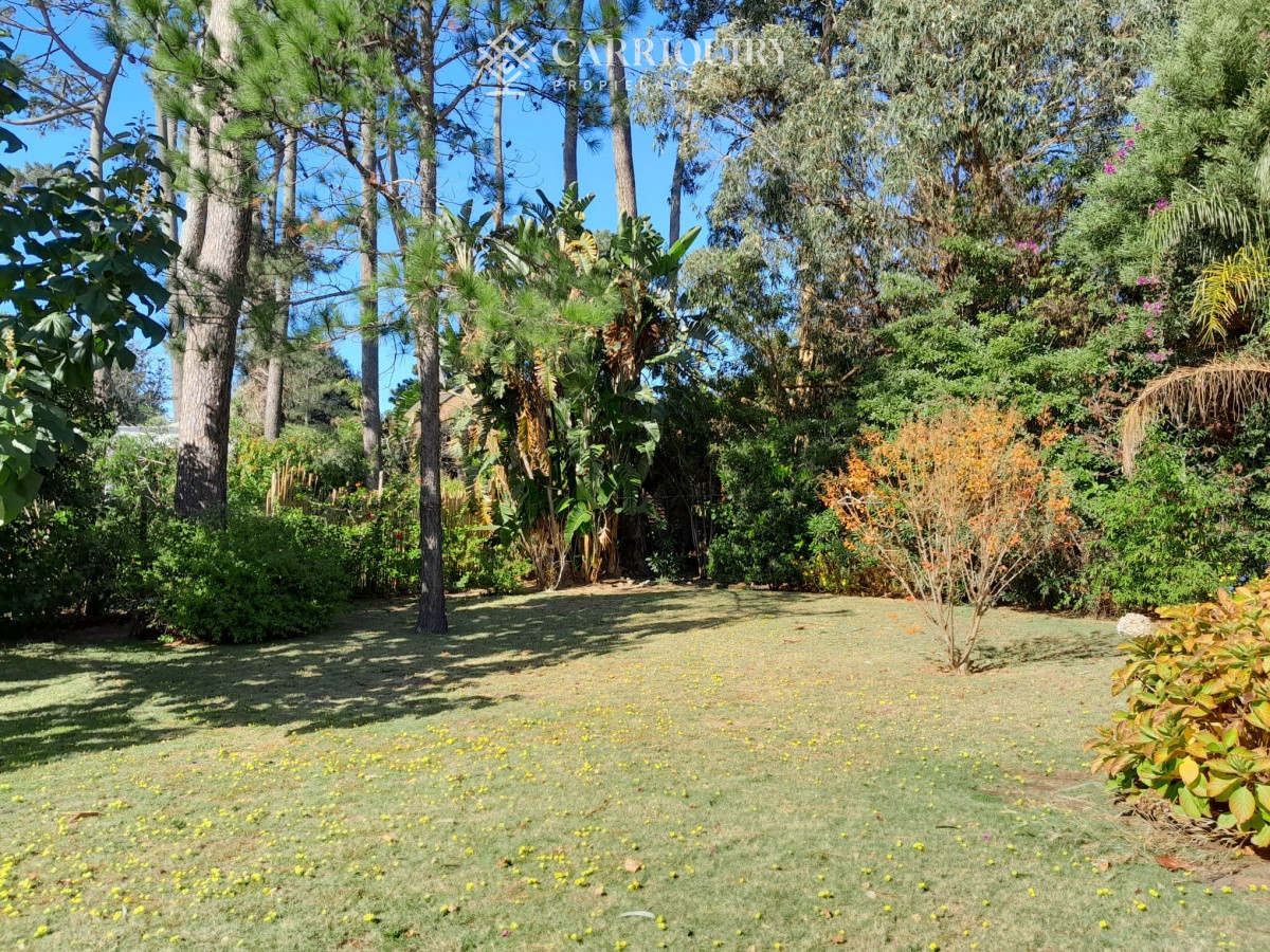 Casa ID.6583/OPORTUNIDAD-!!!-Casa-en-venta-de-2-dormitorios-en-Parque-Pinares--Punta-del-Este - Chalet en Pinares 