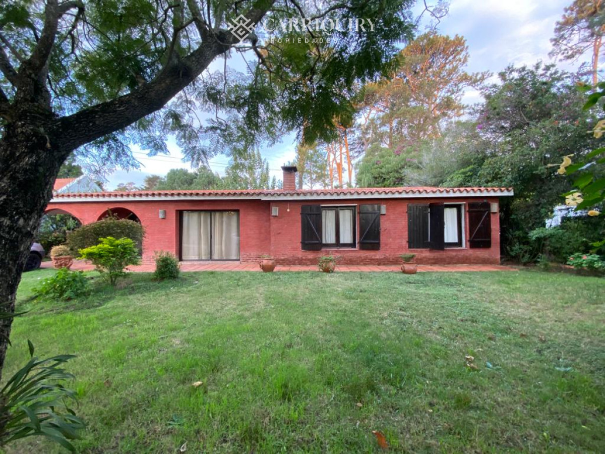 Casa ID.6583/OPORTUNIDAD-!!!-Casa-en-venta-de-2-dormitorios-en-Parque-Pinares--Punta-del-Este - Chalet en Pinares 