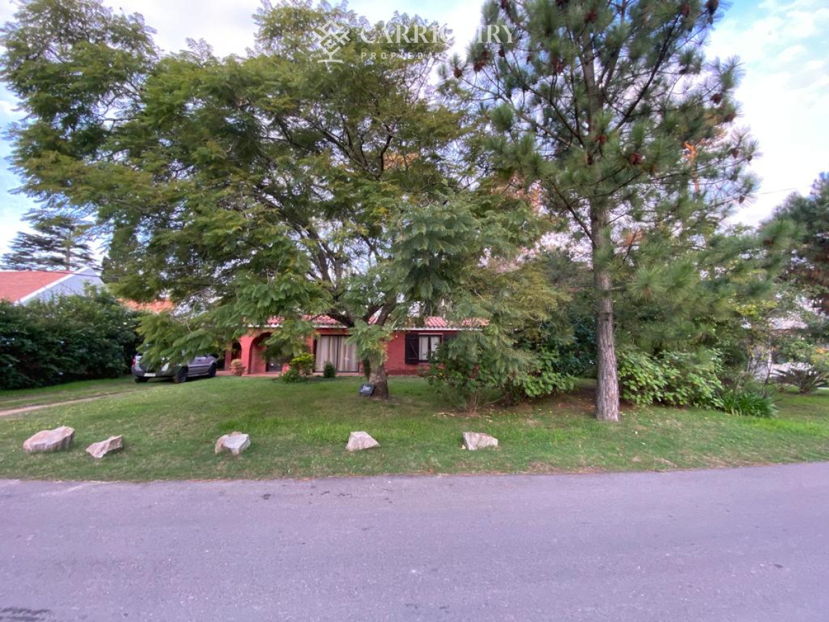 Casa ID.6583/OPORTUNIDAD-!!!-Casa-en-venta-de-2-dormitorios-en-Parque-Pinares--Punta-del-Este - Chalet en Pinares 