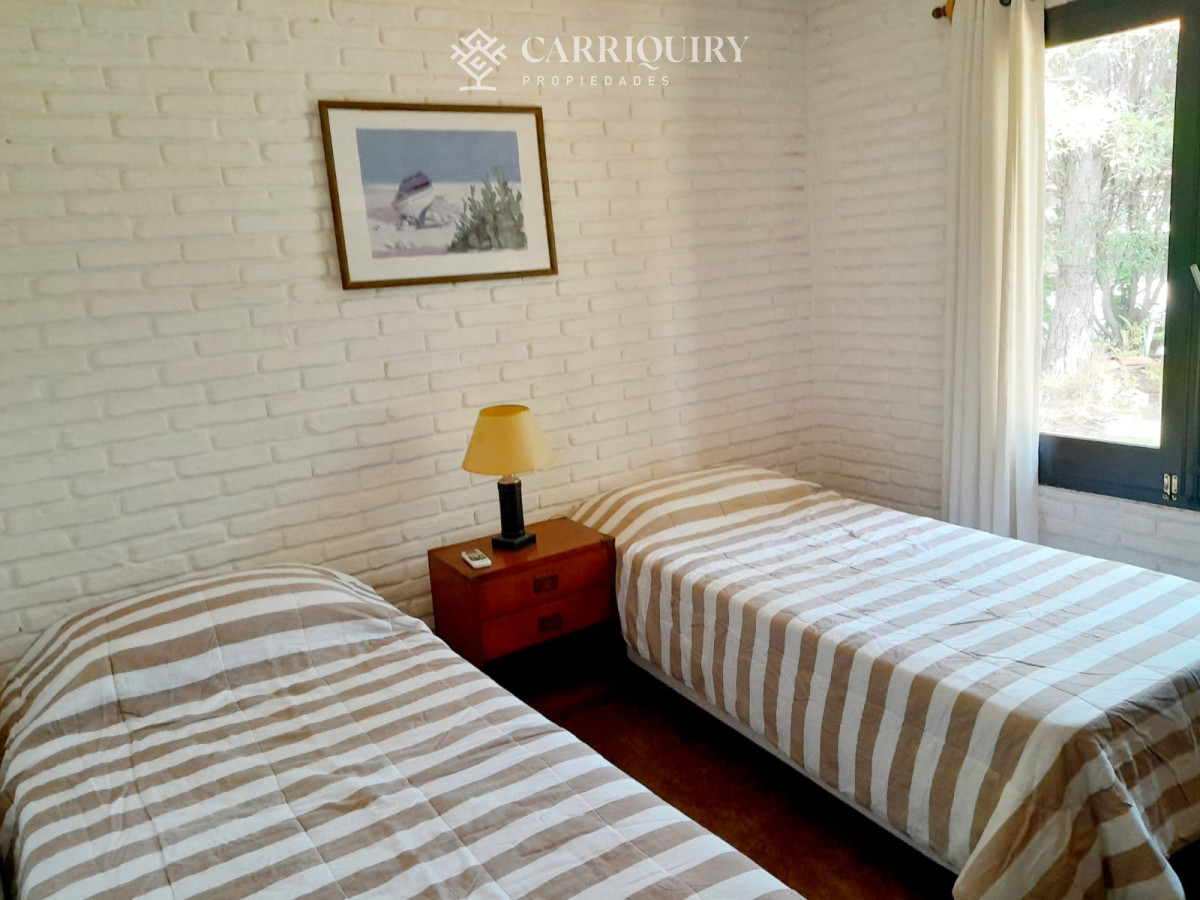 Casa ID.6583/OPORTUNIDAD-!!!-Casa-en-venta-de-2-dormitorios-en-Parque-Pinares--Punta-del-Este - Chalet en Pinares 