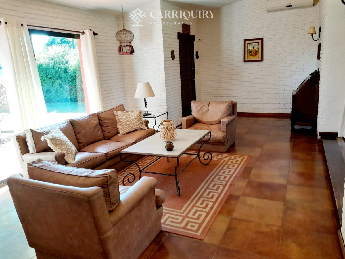 Casa ID.6583/OPORTUNIDAD-!!!-Casa-en-venta-de-2-dormitorios-en-Parque-Pinares--Punta-del-Este - Chalet en Pinares 
