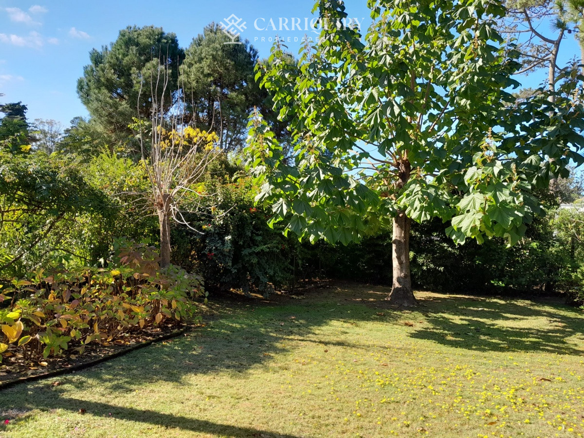 Casa ID.6583/OPORTUNIDAD-!!!-Casa-en-venta-de-2-dormitorios-en-Parque-Pinares--Punta-del-Este - Chalet en Pinares 