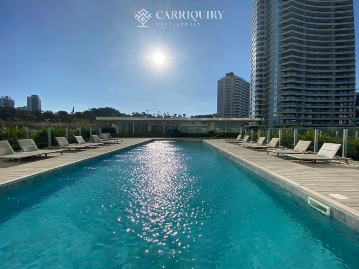 Apartamento ID.7820/Apartamento-en-torre-de-lujo - Lujosa planta sobre la primera línea al mar.