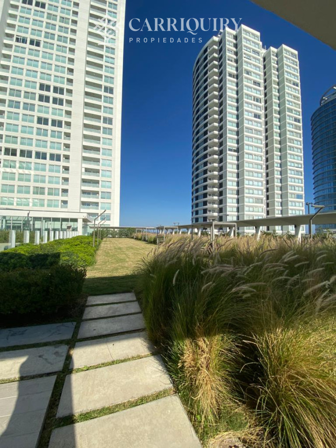 Apartamento ID.7820/Apartamento-en-torre-de-lujo - Lujosa planta sobre la primera línea al mar.