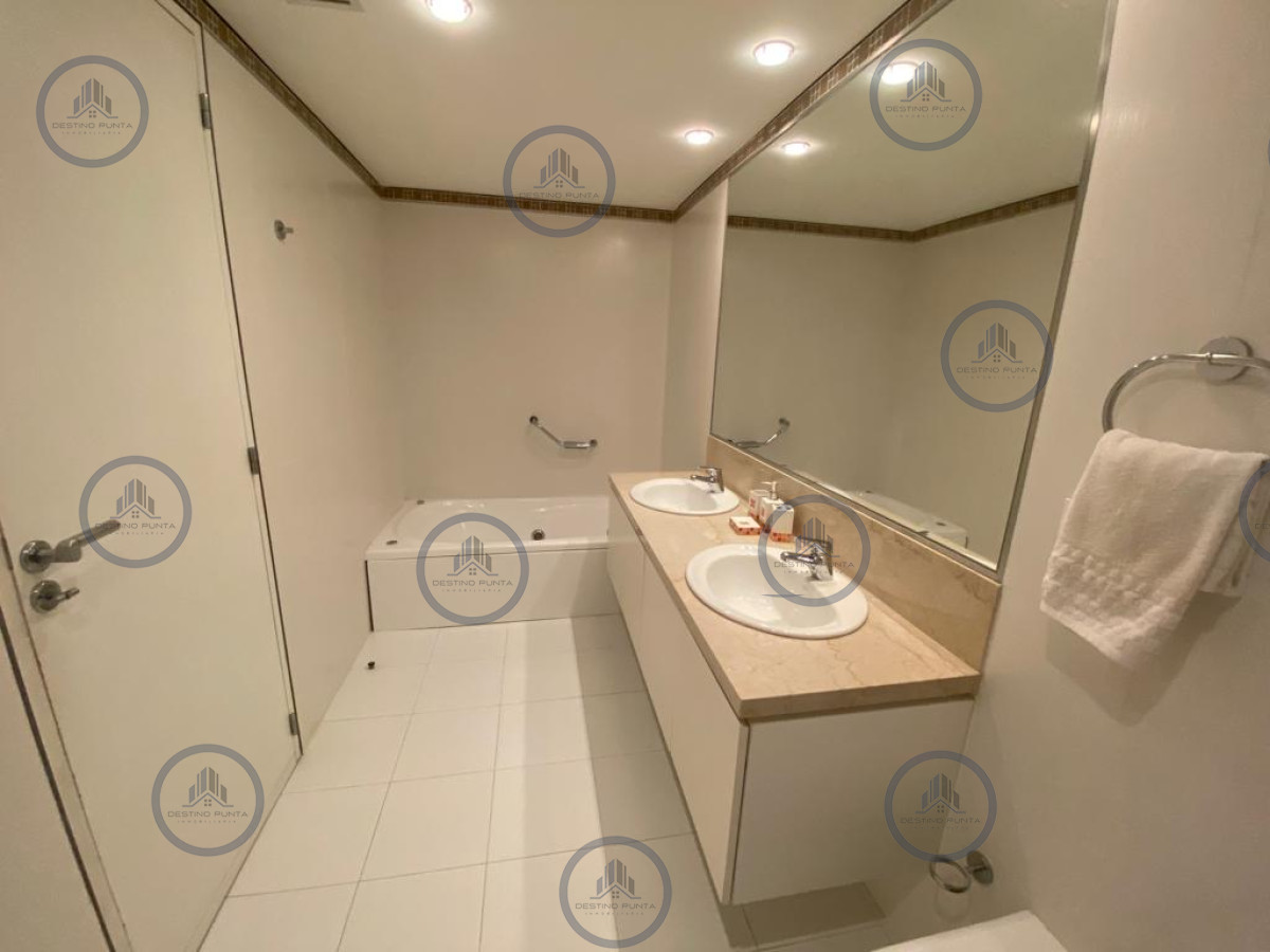 Apartamento ID.1650 - Moderno Apartamento de 2 Dormitorios en Le Parc Frente al Mar, Punta del Este 