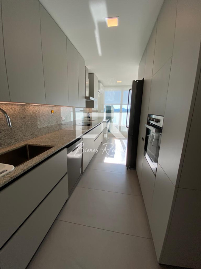 Apartamento ID.112 - Lujosa planta sobre la primera línea al mar.