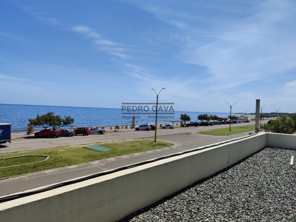 Apartamento ID.334 - Apartamento a la ventafrente al mar con gran terraza de 38 m² en Piriápolis !!