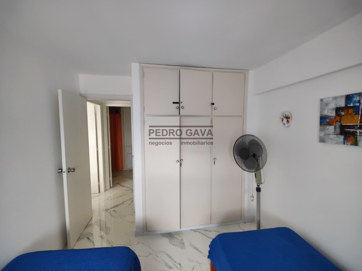 Apartamento ID.349 - Alquiler anual en el centro de Piriápolis - 2 dormitorios, cochera y vista a la Rambla