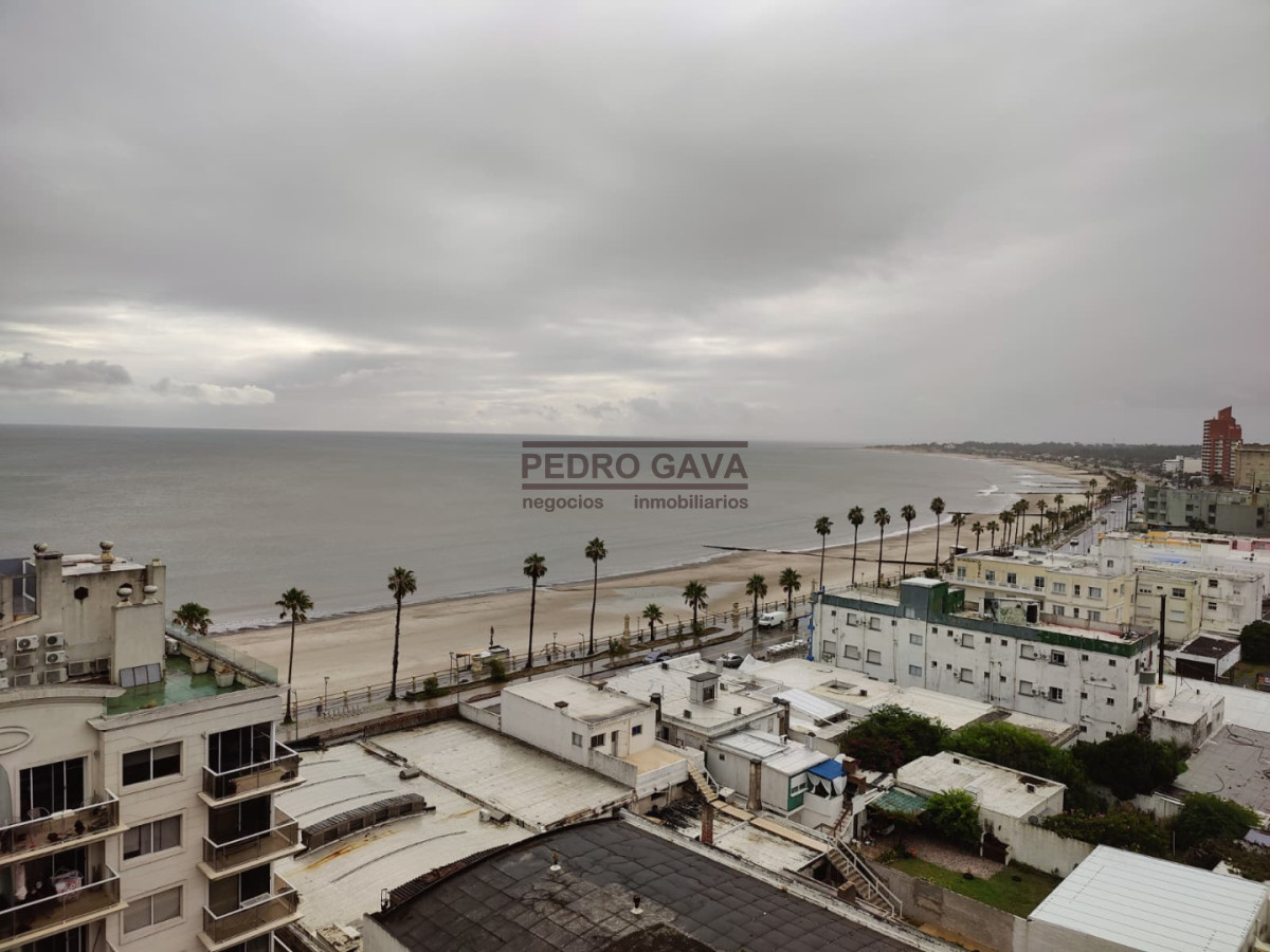 Apartamento ID.349 - Alquiler anual en el centro de Piriápolis - 2 dormitorios, cochera y vista a la Rambla
