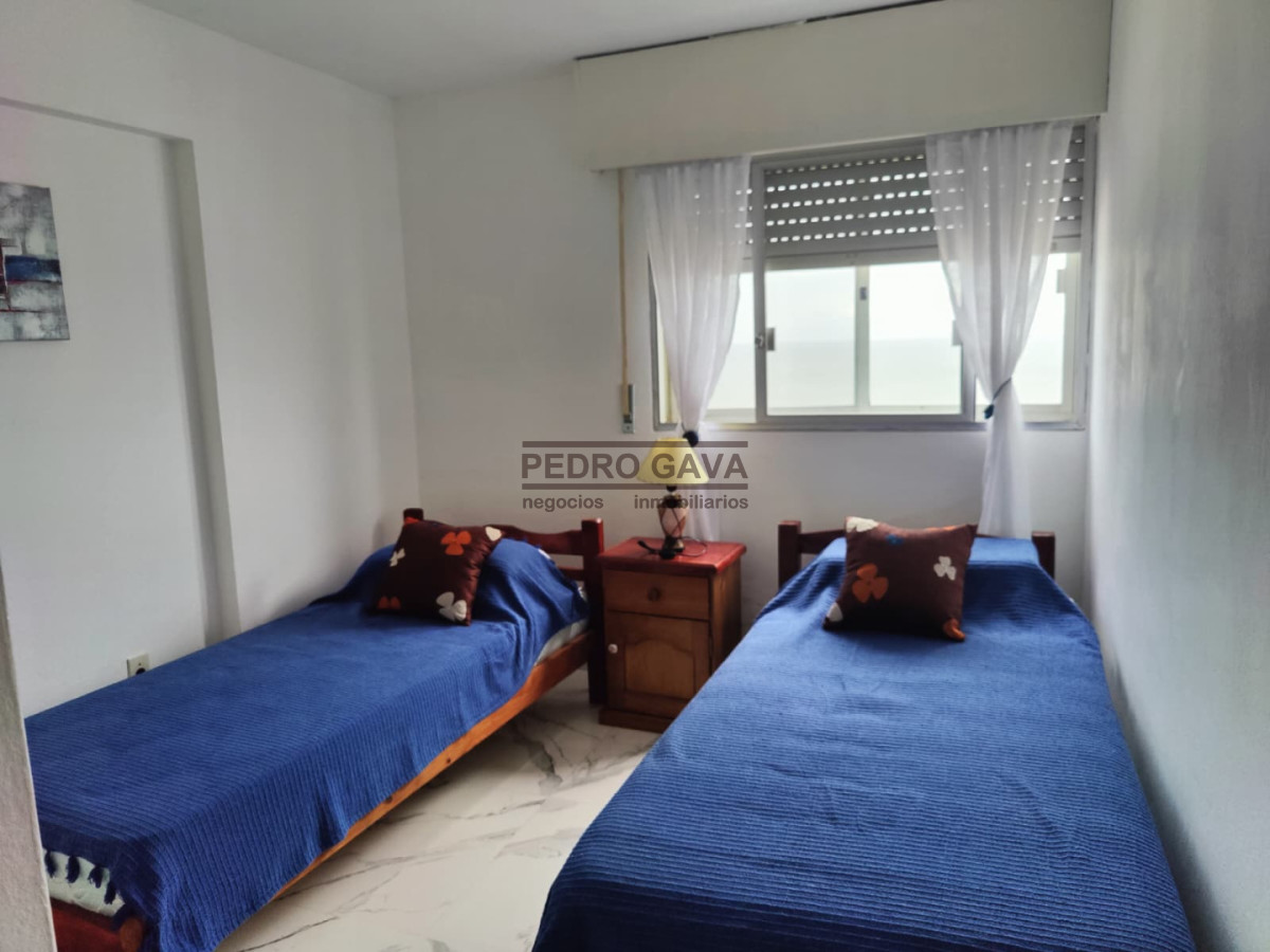 Apartamento ID.349 - Alquiler anual en el centro de Piriápolis - 2 dormitorios, cochera y vista a la Rambla