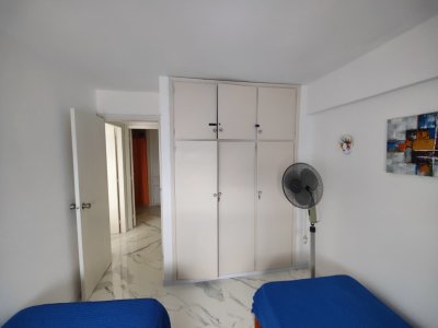 Apartamento ID.349 - Alquiler anual en el centro de Piriápolis - 2 dormitorios, cochera y vista a la Rambla