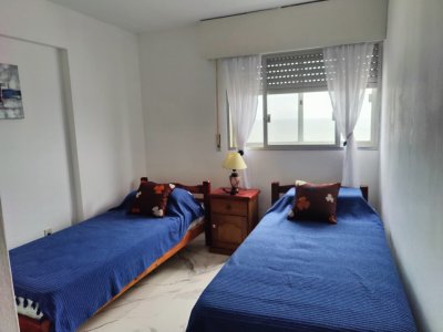 Apartamento ID.349 - Alquiler anual en el centro de Piriápolis - 2 dormitorios, cochera y vista a la Rambla