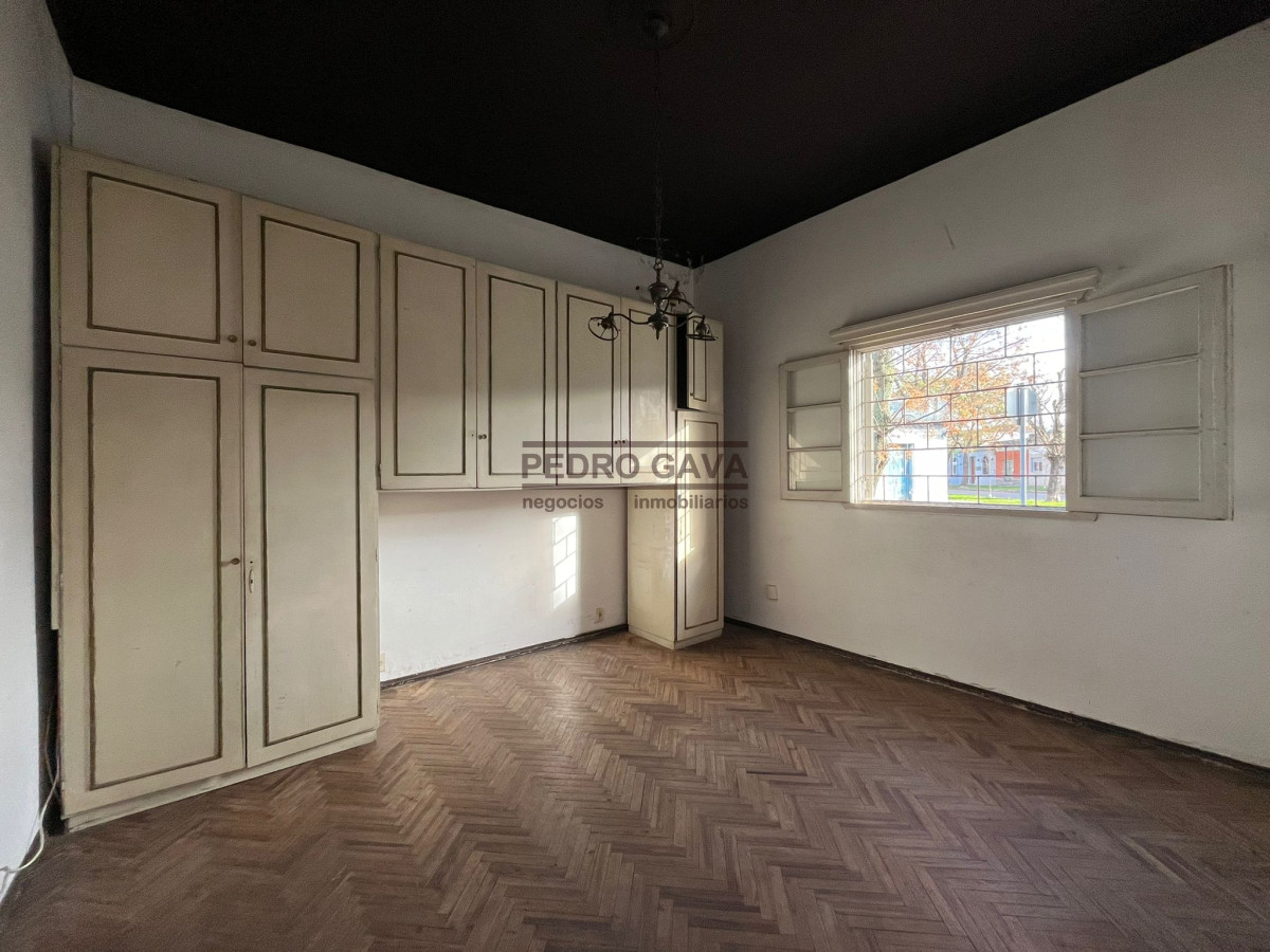 Casa ID.283 - Casa PH en Buceo 4 Dormitorios 1 Baño y Parrillero