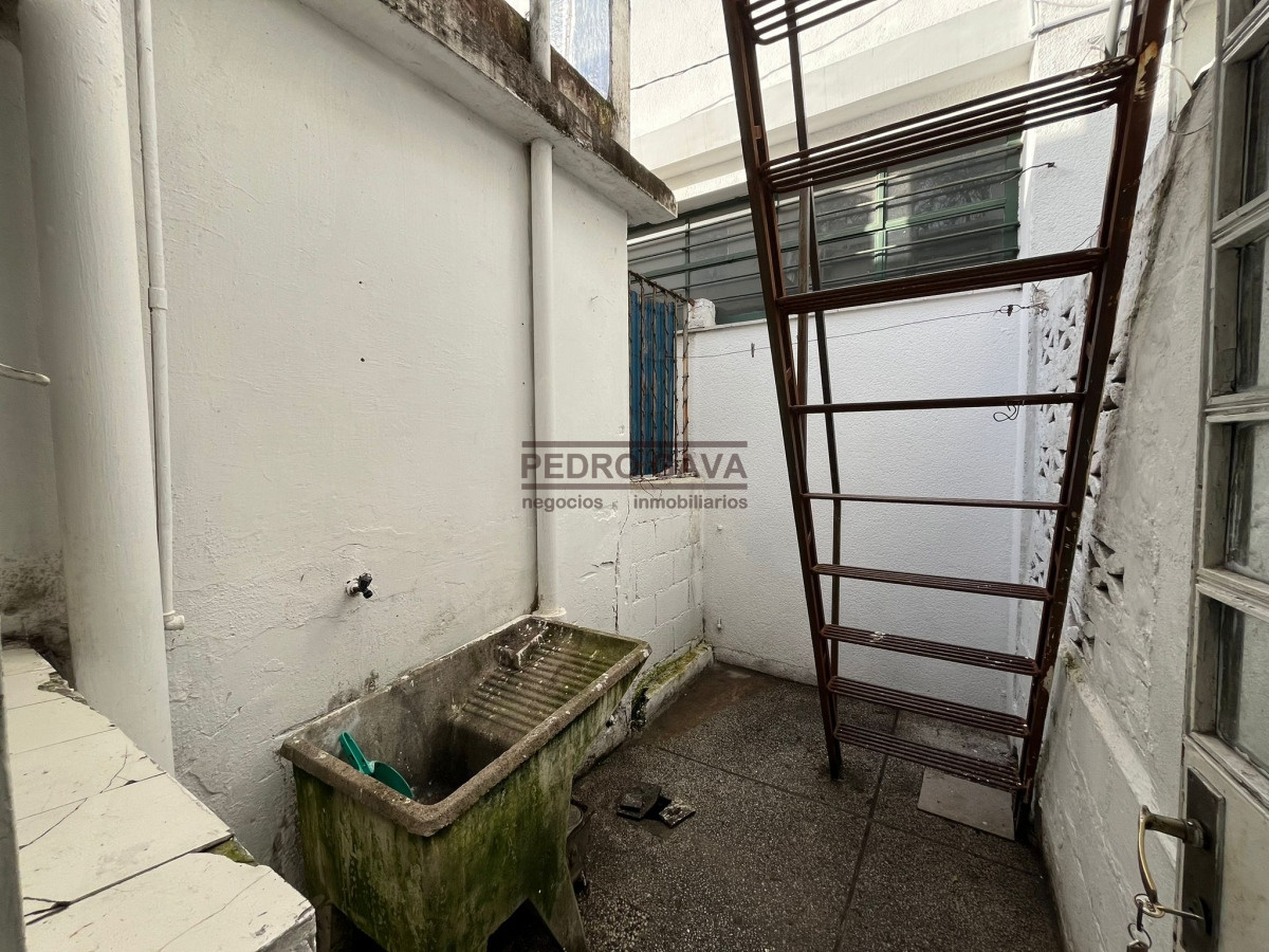 Casa ID.283 - Casa PH en Buceo 4 Dormitorios 1 Baño y Parrillero