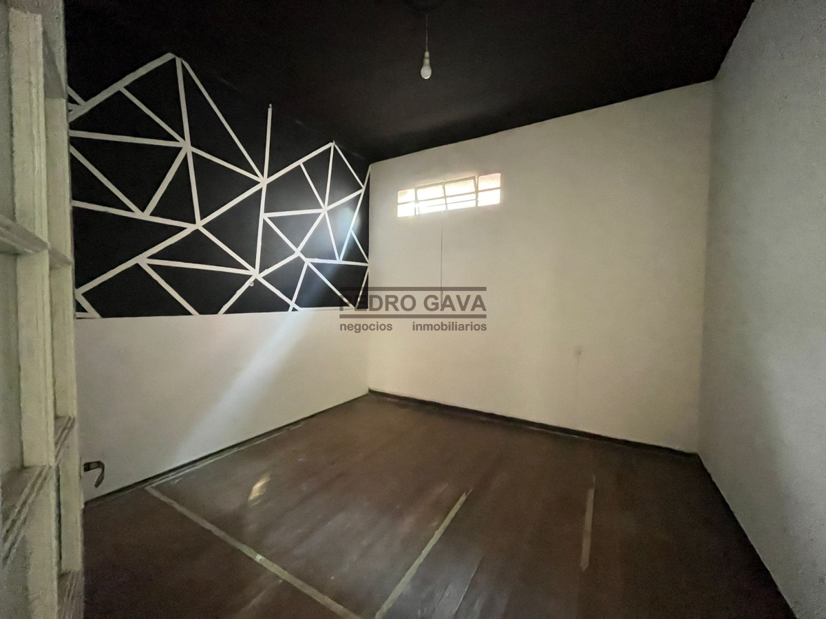 Casa ID.283 - Casa PH en Buceo 4 Dormitorios 1 Baño y Parrillero