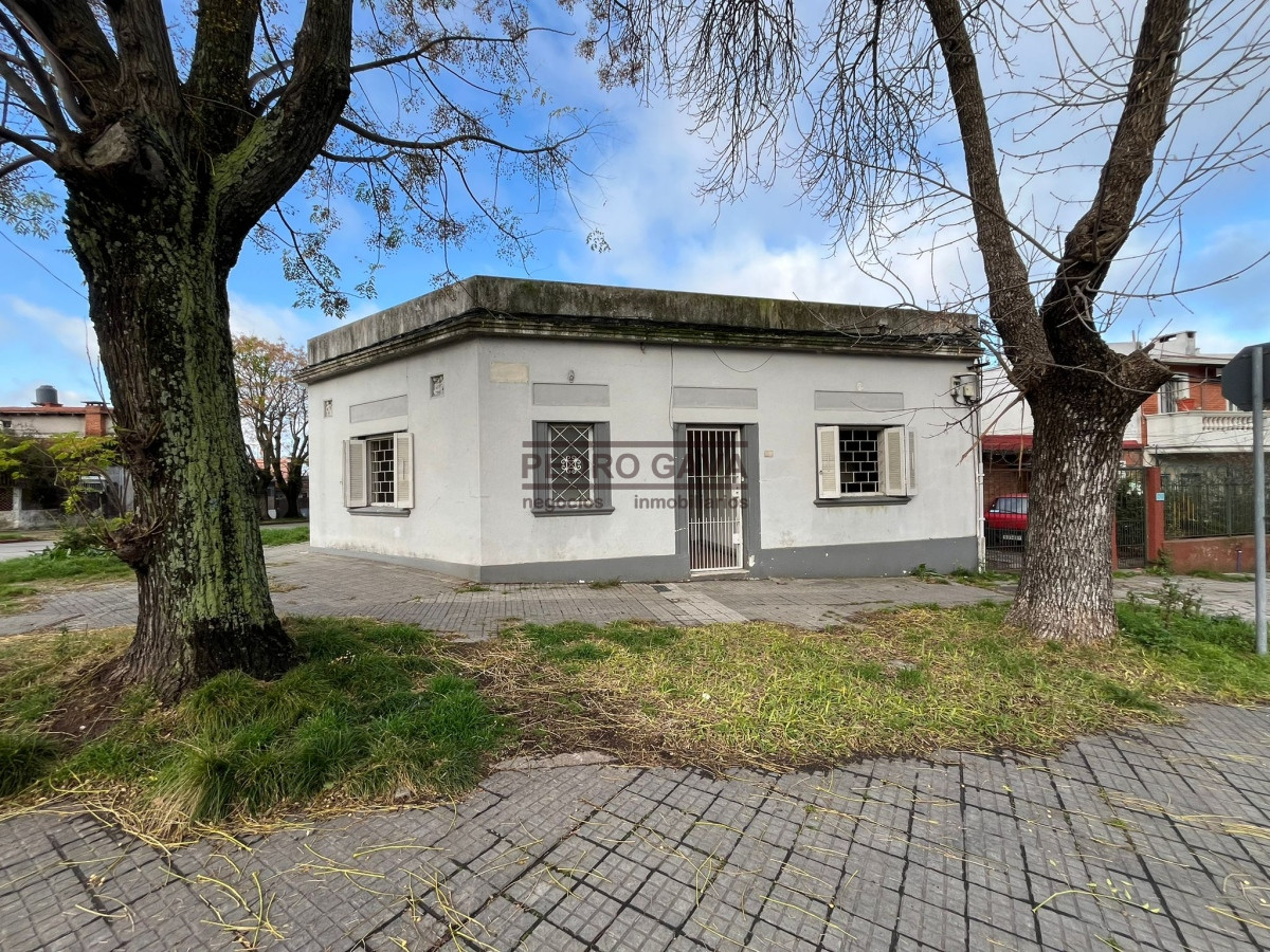 Casa ID.283 - Casa PH en Buceo 4 Dormitorios 1 Baño y Parrillero