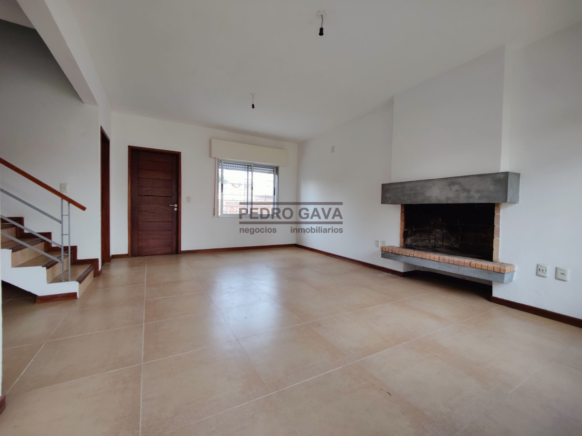 Casa ID.33 - Piriapolis, Casa en venta de 3 dormitorios y 3 baños a 200 metros de la playa.
