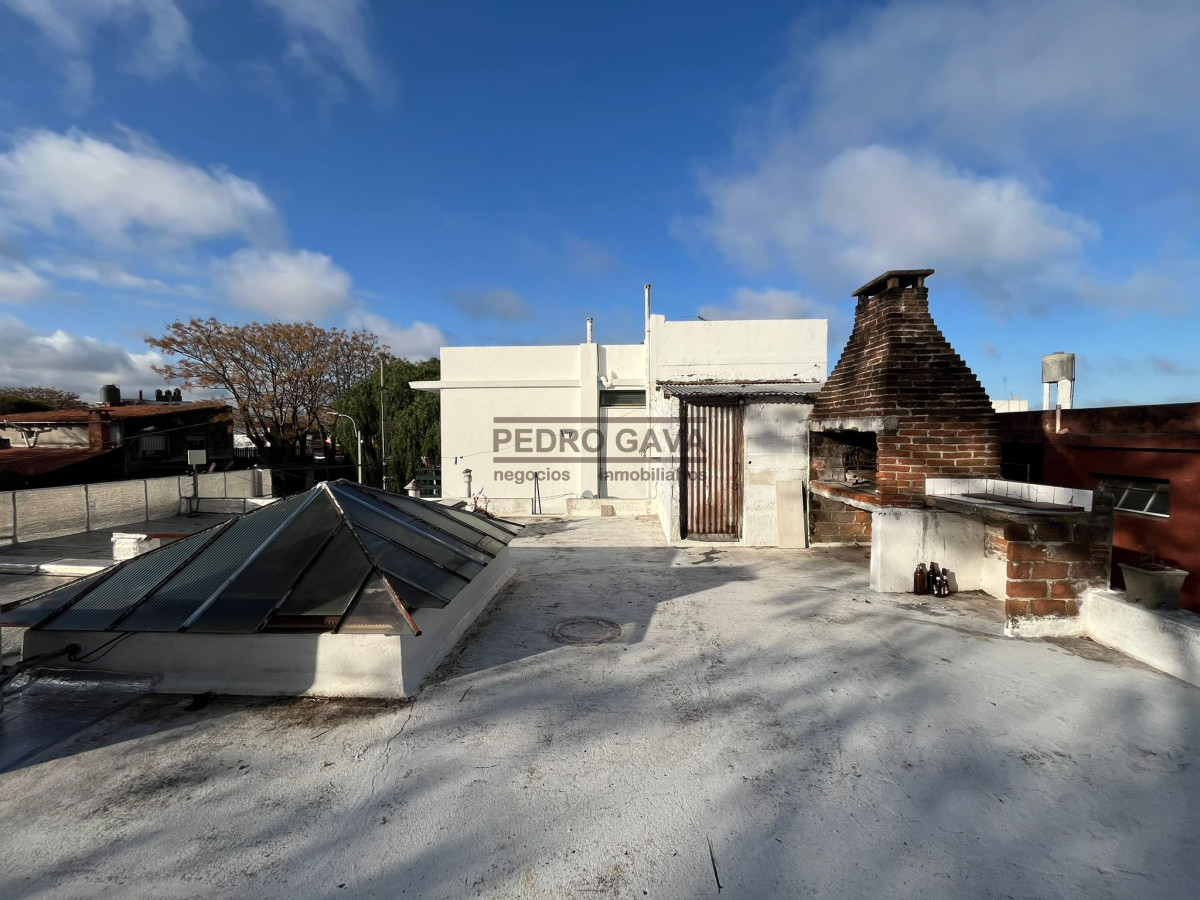 Casa ID.283 - Casa PH en Buceo 4 Dormitorios 1 Baño y Parrillero