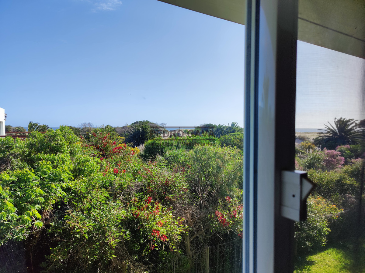 Casa ID.294 - Tu refugio soñado en Balneario Las Flores, a pasos de la playa y con vista al mar