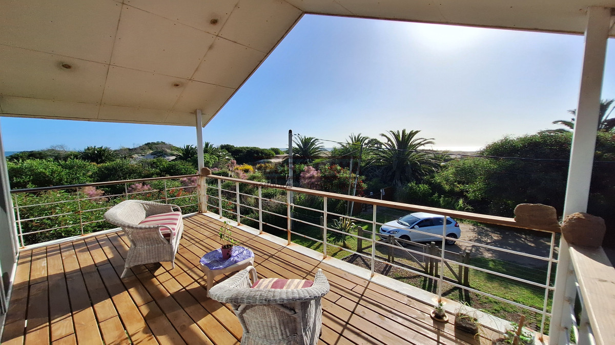 Casa ID.294 - Tu refugio soñado en Balneario Las Flores, a pasos de la playa y con vista al mar
