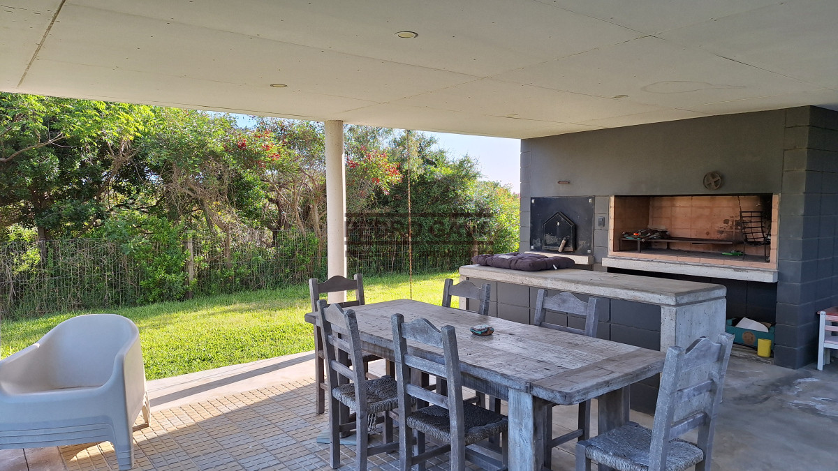 Casa ID.294 - Tu refugio soñado en Balneario Las Flores, a pasos de la playa y con vista al mar