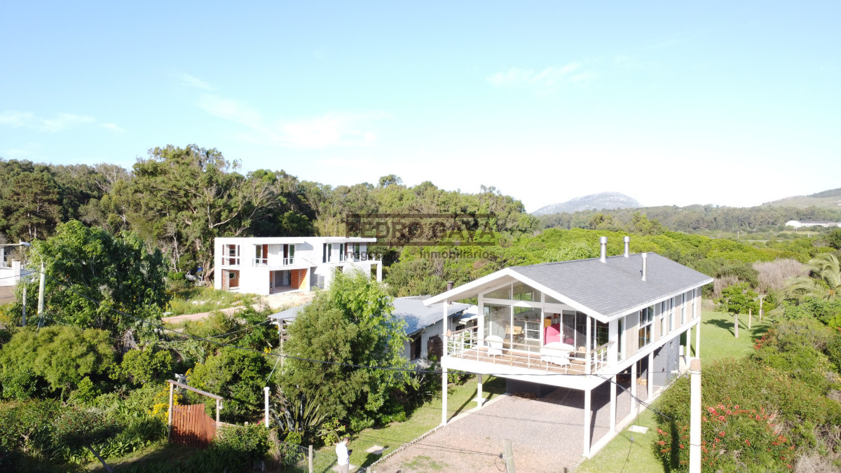 Casa ID.294 - Tu refugio soñado en Balneario Las Flores, a pasos de la playa y con vista al mar