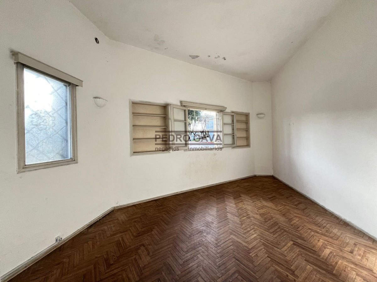 Casa ID.283 - Casa PH en Buceo 4 Dormitorios 1 Baño y Parrillero