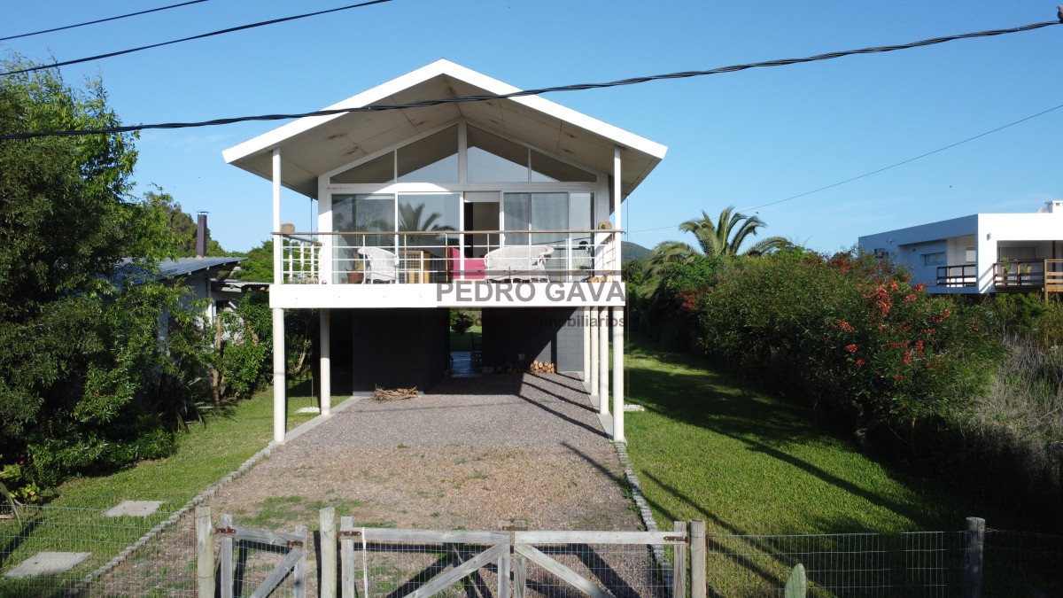 Casa ID.294 - Tu refugio soñado en Balneario Las Flores, a pasos de la playa y con vista al mar