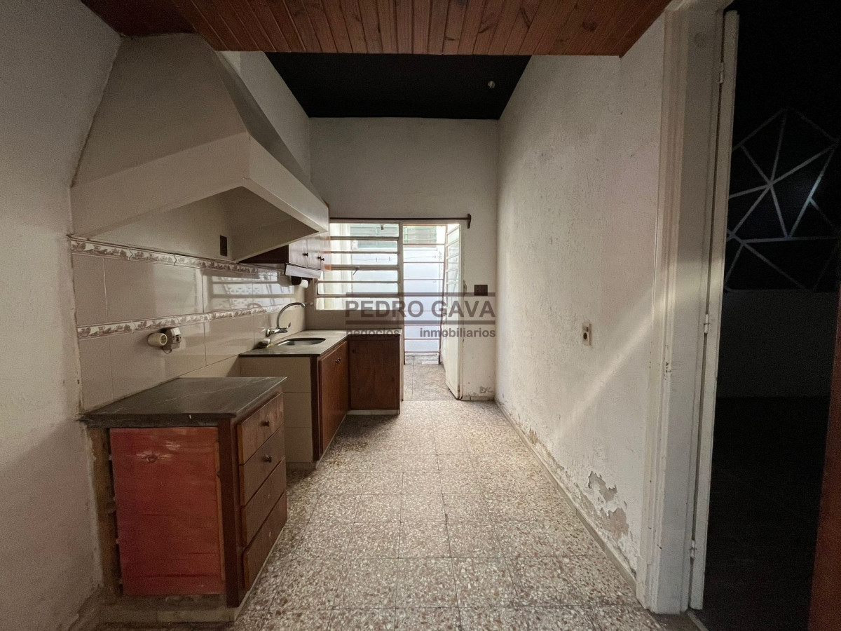 Casa ID.283 - Casa PH en Buceo 4 Dormitorios 1 Baño y Parrillero