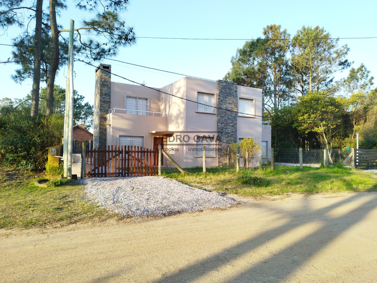 Casa ID.33 - Piriapolis, Casa en venta de 3 dormitorios y 3 baños a 200 metros de la playa.