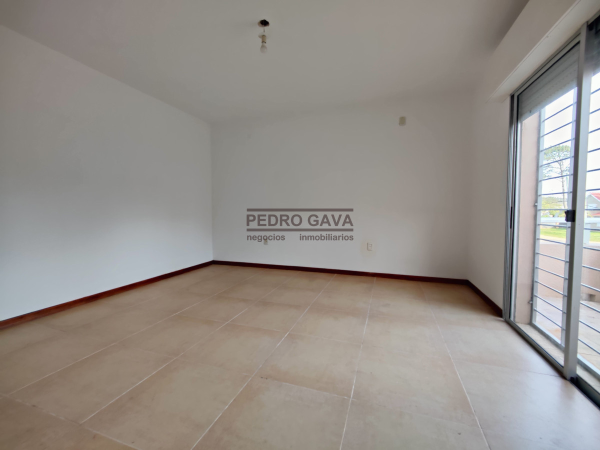 Casa ID.33 - Piriapolis, Casa en venta de 3 dormitorios y 3 baños a 200 metros de la playa.