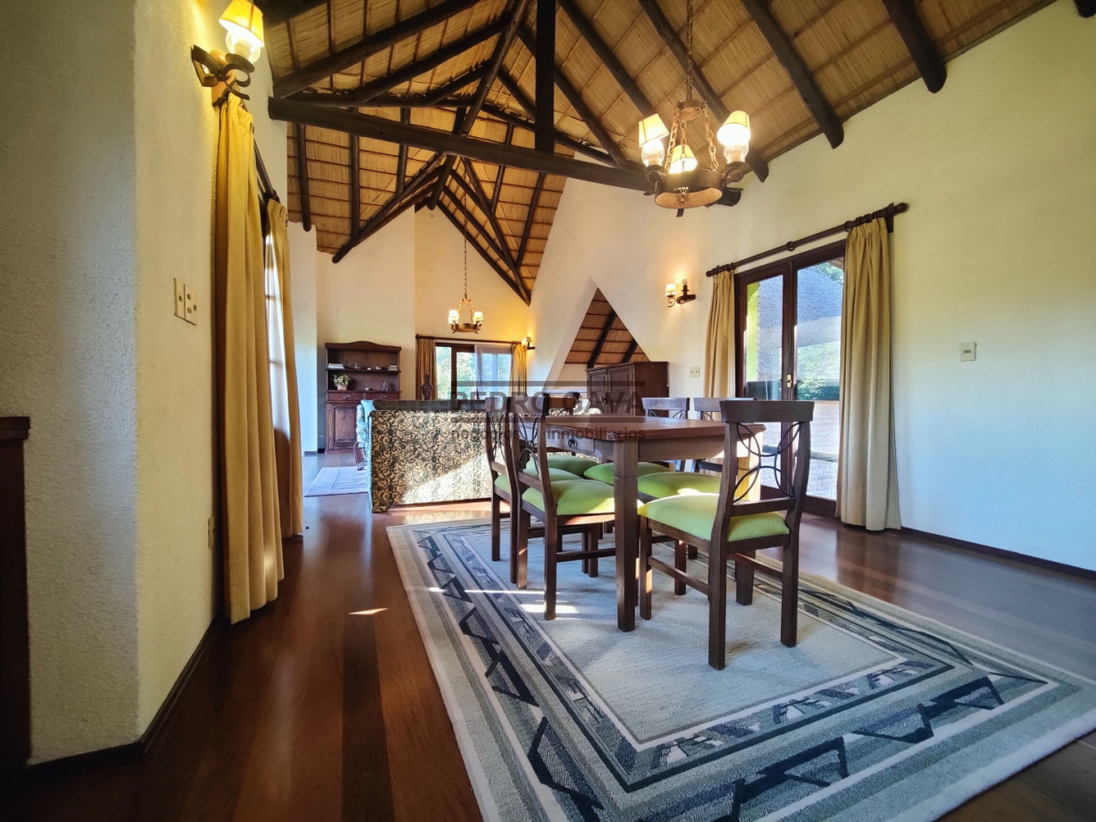 Casa ID.368 - Venta de casa con piscina y más de 3.000 m² de terreno en Balneario Bella Vista, Piriápolis
