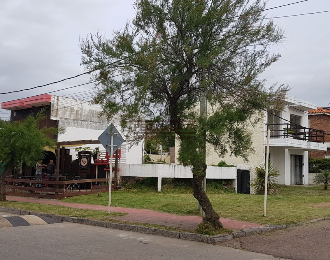 Casa ID.140 - Excelente propuesta comercial o habitacional sobre la Rambla de los Ingleses, a metros del Puerto de Piriapolis