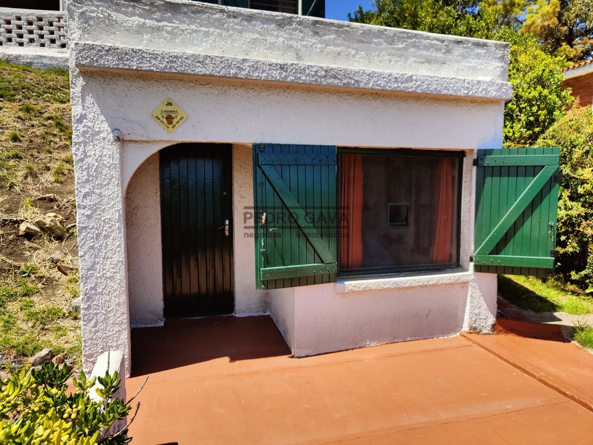 Casa ID.24 - Casa a la venta sobre a ladera Oeste del Cerro San Antonio, con excelentes vistas al puerto y bahia de Piriapolis !!