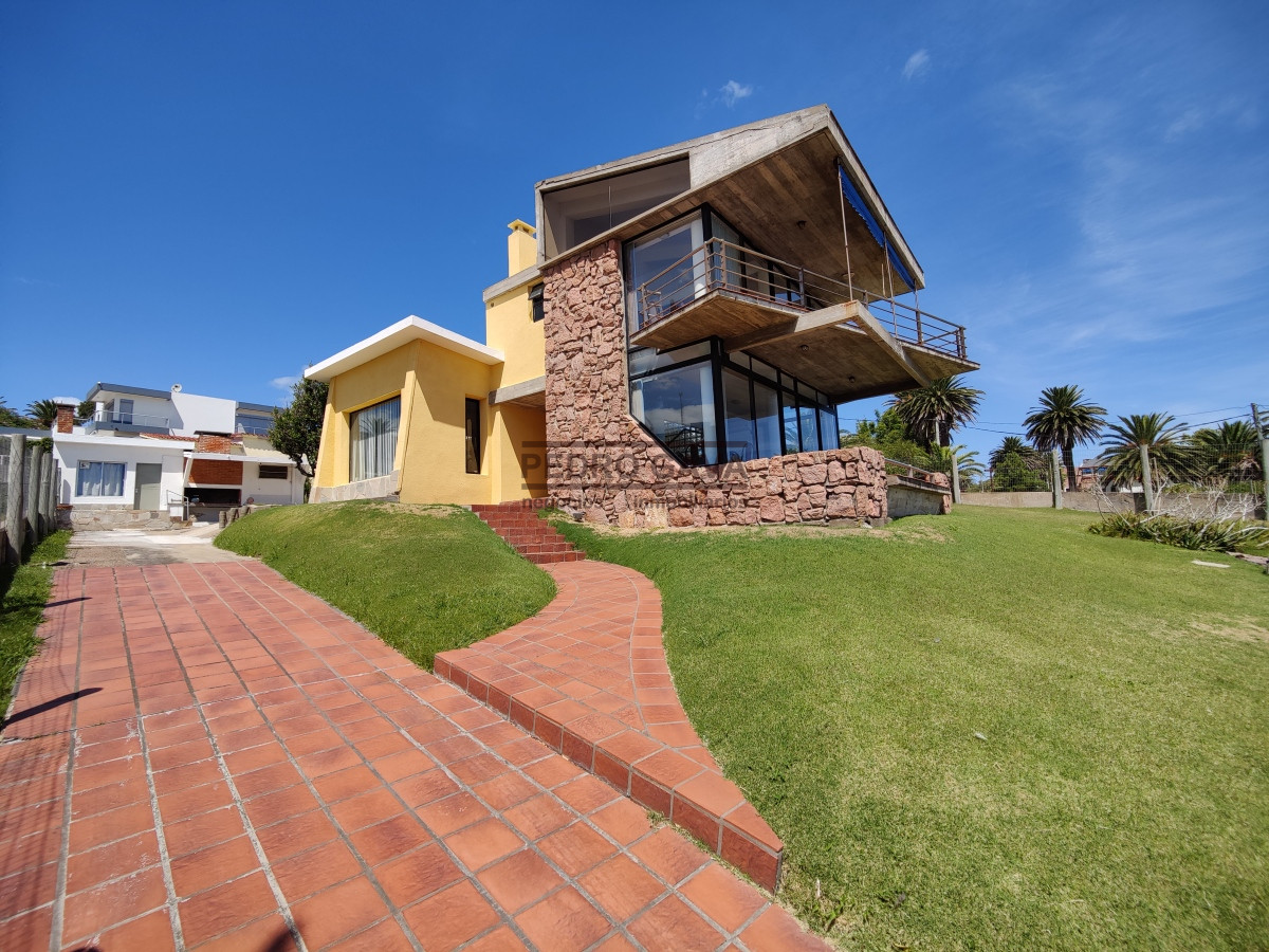 Casa ID.230 - Tu lugar soñado en Piriápolis!! Casa a la venta frente al mar sobre la Rambla de Punta Fria.