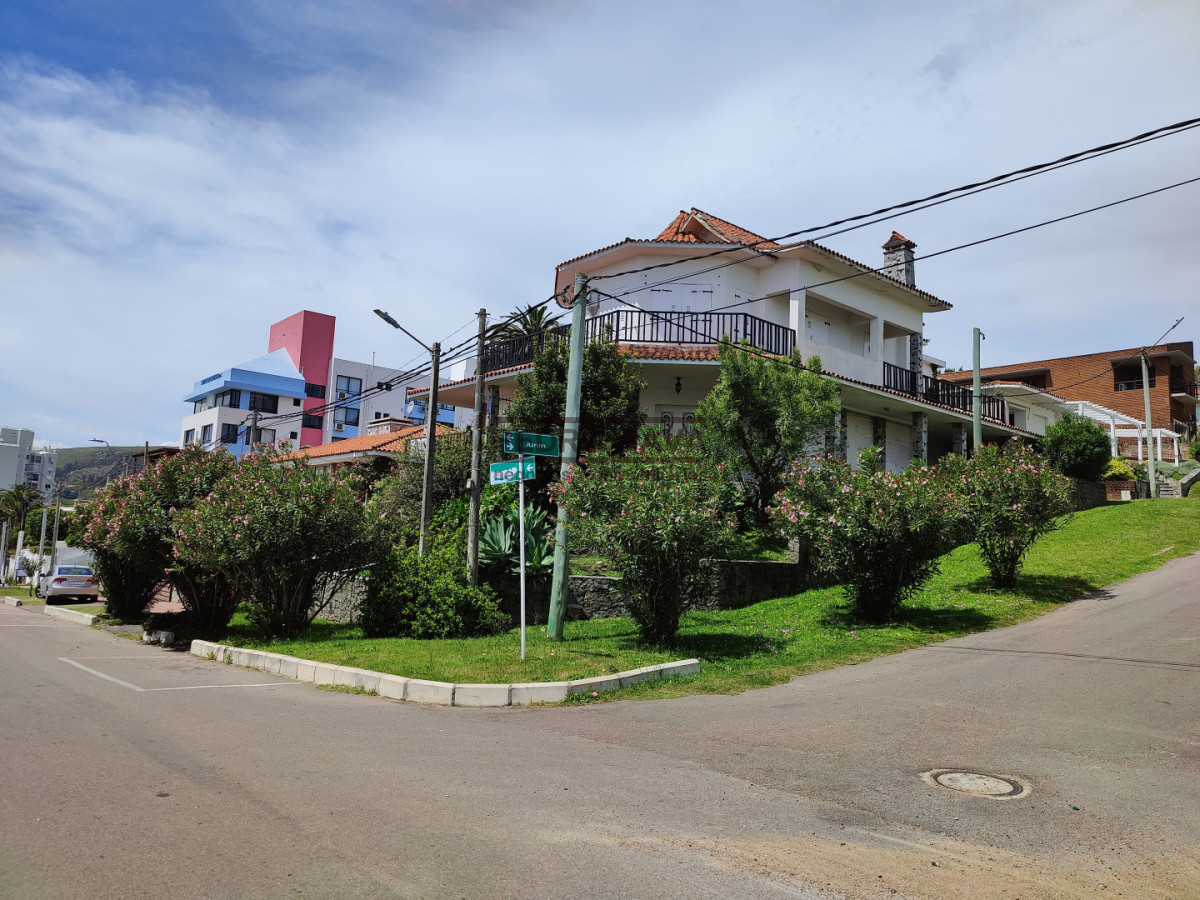 Casa ID.55 - Chalet con historia y vistas únicas - Piriápolis, falda del Cerro San Antonio