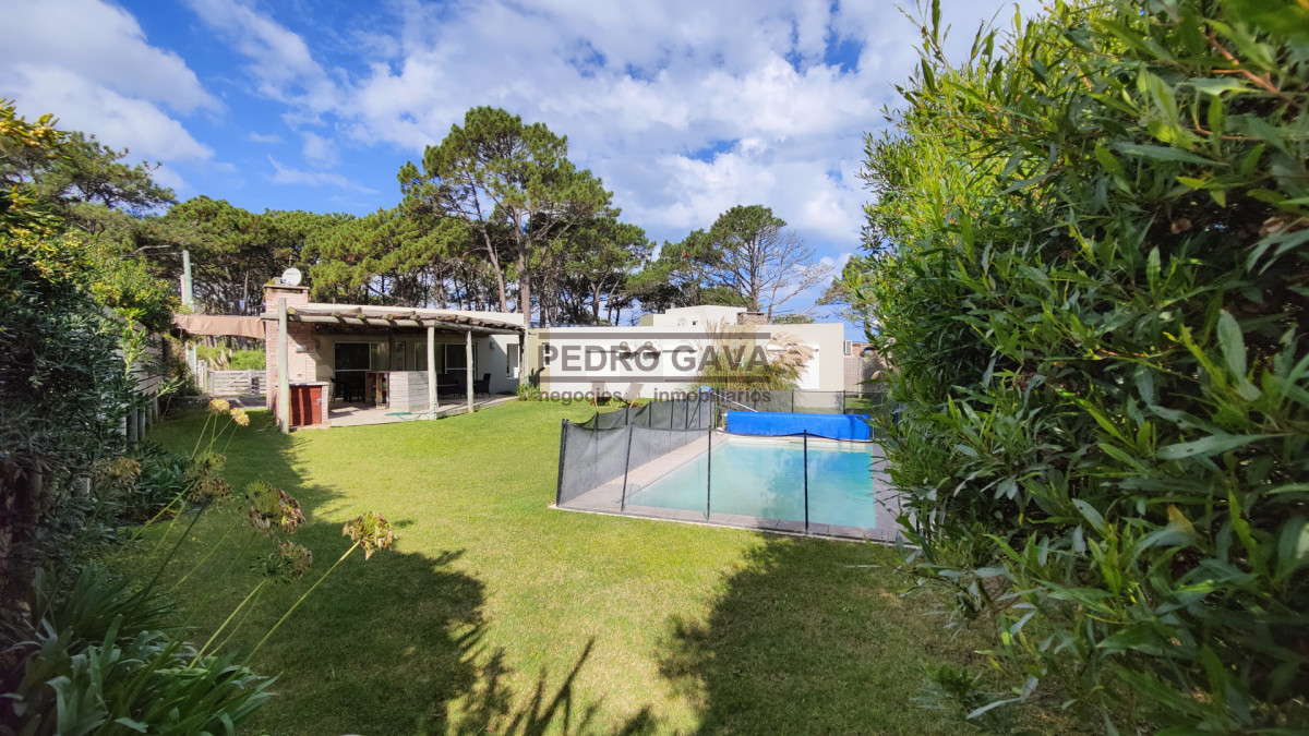 Casa ID.359 - Casa en venta en Punta Colorada, Piriápolis, 3 dormitorios en una planta, con piscina climatizada