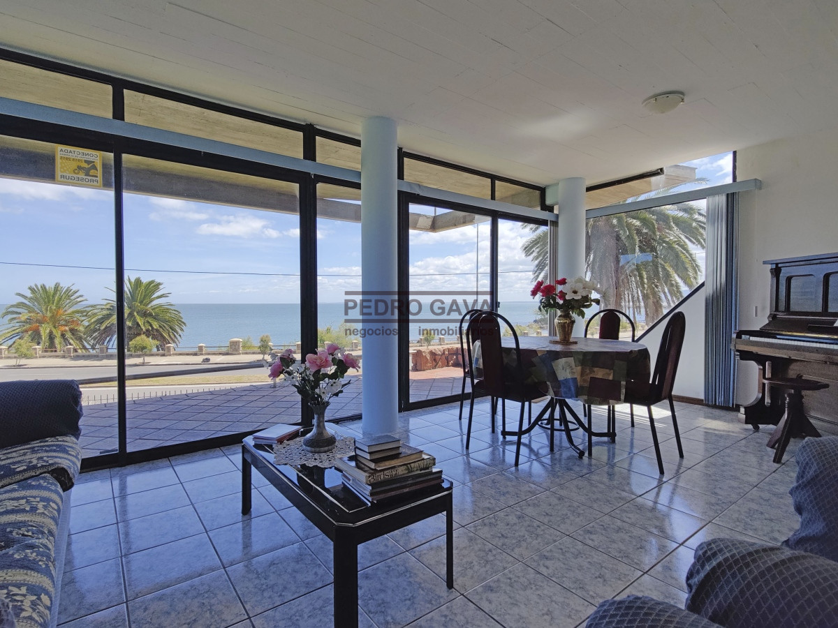 Casa ID.230 - Tu lugar soñado en Piriápolis!! Casa a la venta frente al mar sobre la Rambla de Punta Fria.