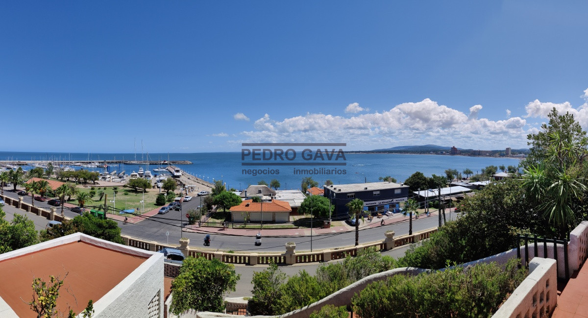Casa ID.24 - Casa a la venta sobre a ladera Oeste del Cerro San Antonio, con excelentes vistas al puerto y bahia de Piriapolis !!