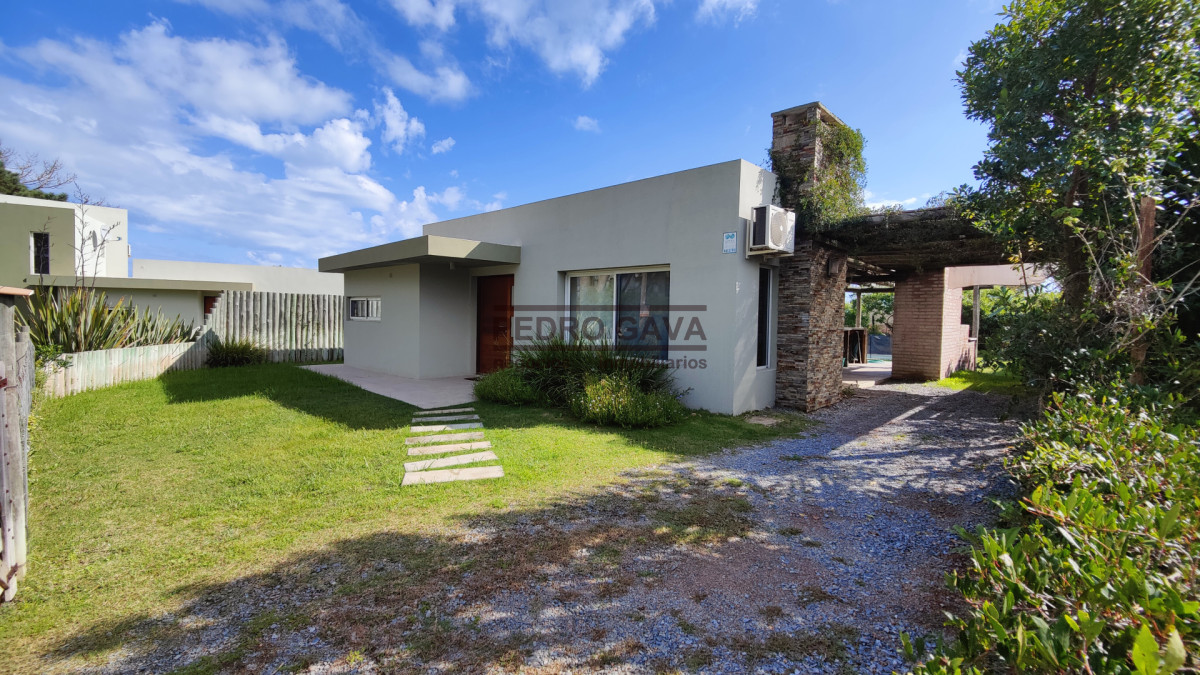 Casa ID.359 - Casa en venta en Punta Colorada, Piriápolis, 3 dormitorios en una planta, con piscina climatizada
