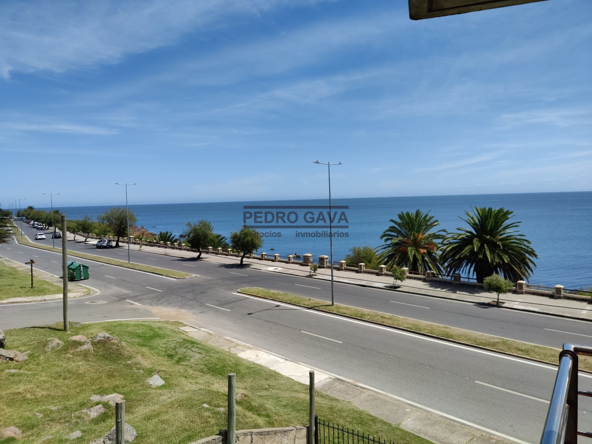 Casa ID.230 - Tu lugar soñado en Piriápolis!! Casa a la venta frente al mar sobre la Rambla de Punta Fria.