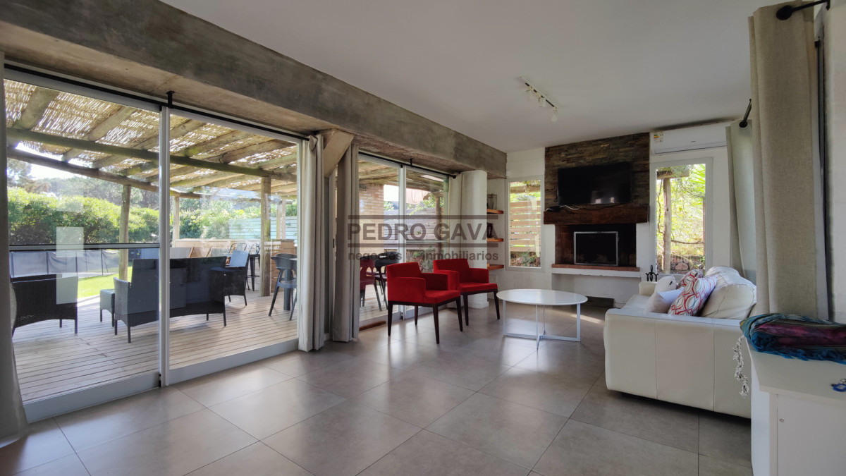 Casa ID.359 - Casa en venta en Punta Colorada, Piriápolis, 3 dormitorios en una planta, con piscina climatizada