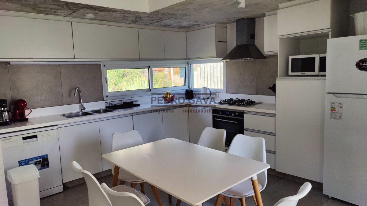 Casa ID.359 - Casa en venta en Punta Colorada, Piriápolis, 3 dormitorios en una planta, con piscina climatizada