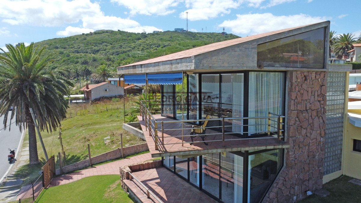 Casa ID.230 - Tu lugar soñado en Piriápolis!! Casa a la venta frente al mar sobre la Rambla de Punta Fria.