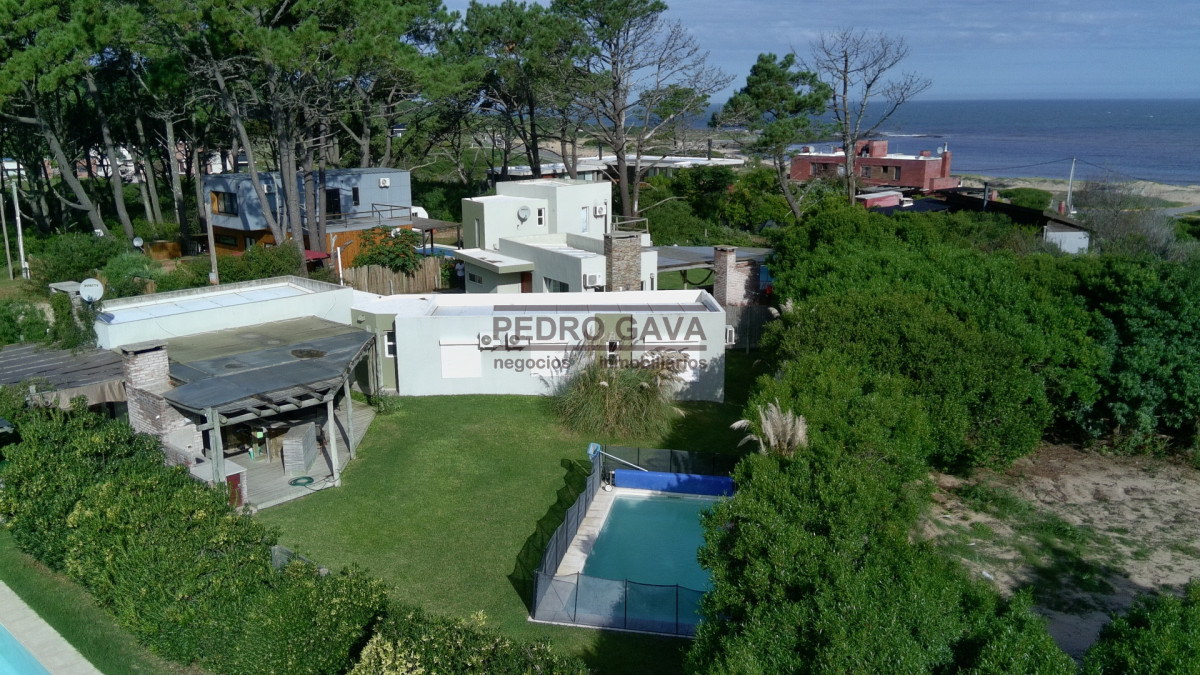 Casa ID.359 - Casa en venta en Punta Colorada, Piriápolis, 3 dormitorios en una planta, con piscina climatizada