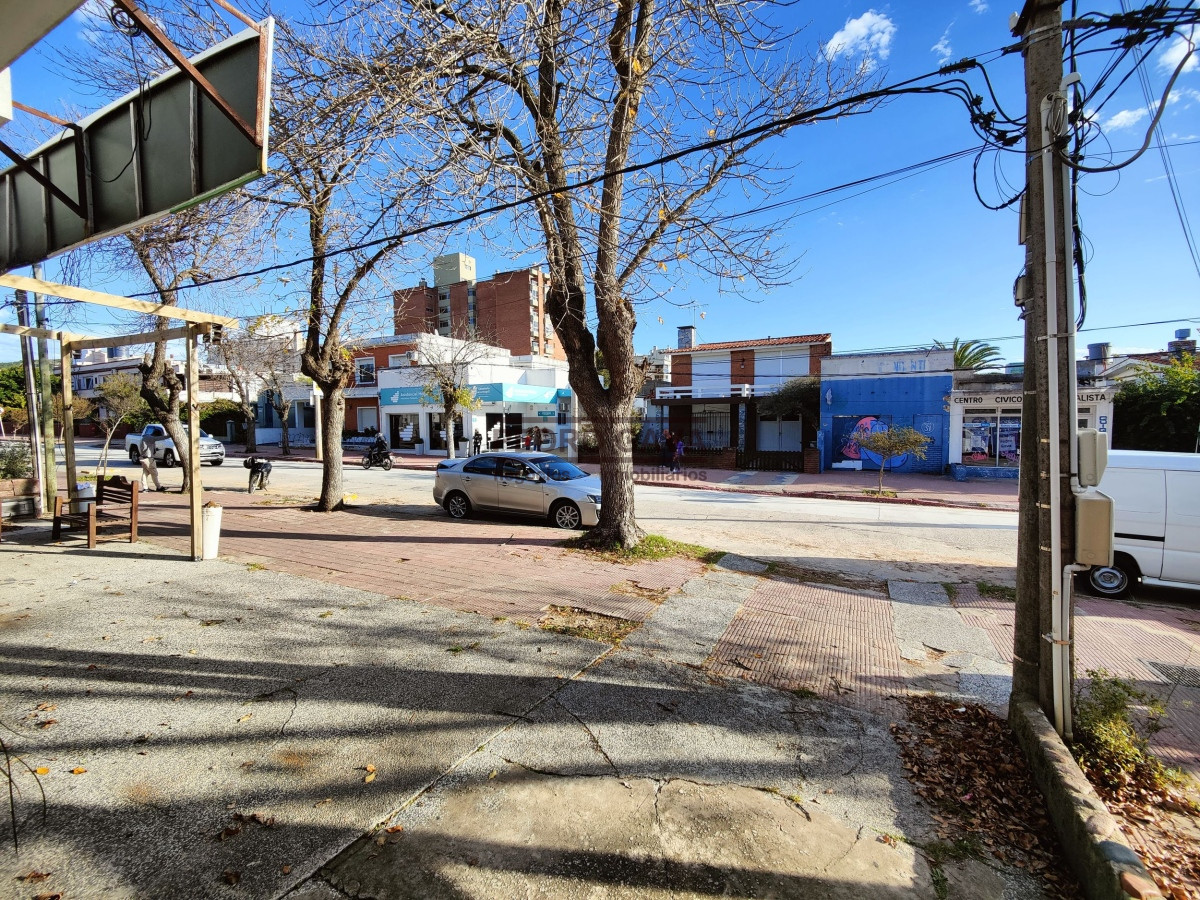 Casa ID.231 - ! Oportunidad en Piriapolis, local con vivienda sobre calle Tucuman !