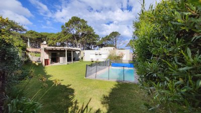 Casa ID.359 - Casa en venta en Punta Colorada, Piriápolis, 3 dormitorios en una planta, con piscina climatizada