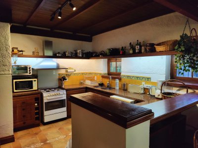 Casa ID.324 - Casa en venta en Playa Verde, Piriápolis - historia, calidez y ubicación a metros del mar